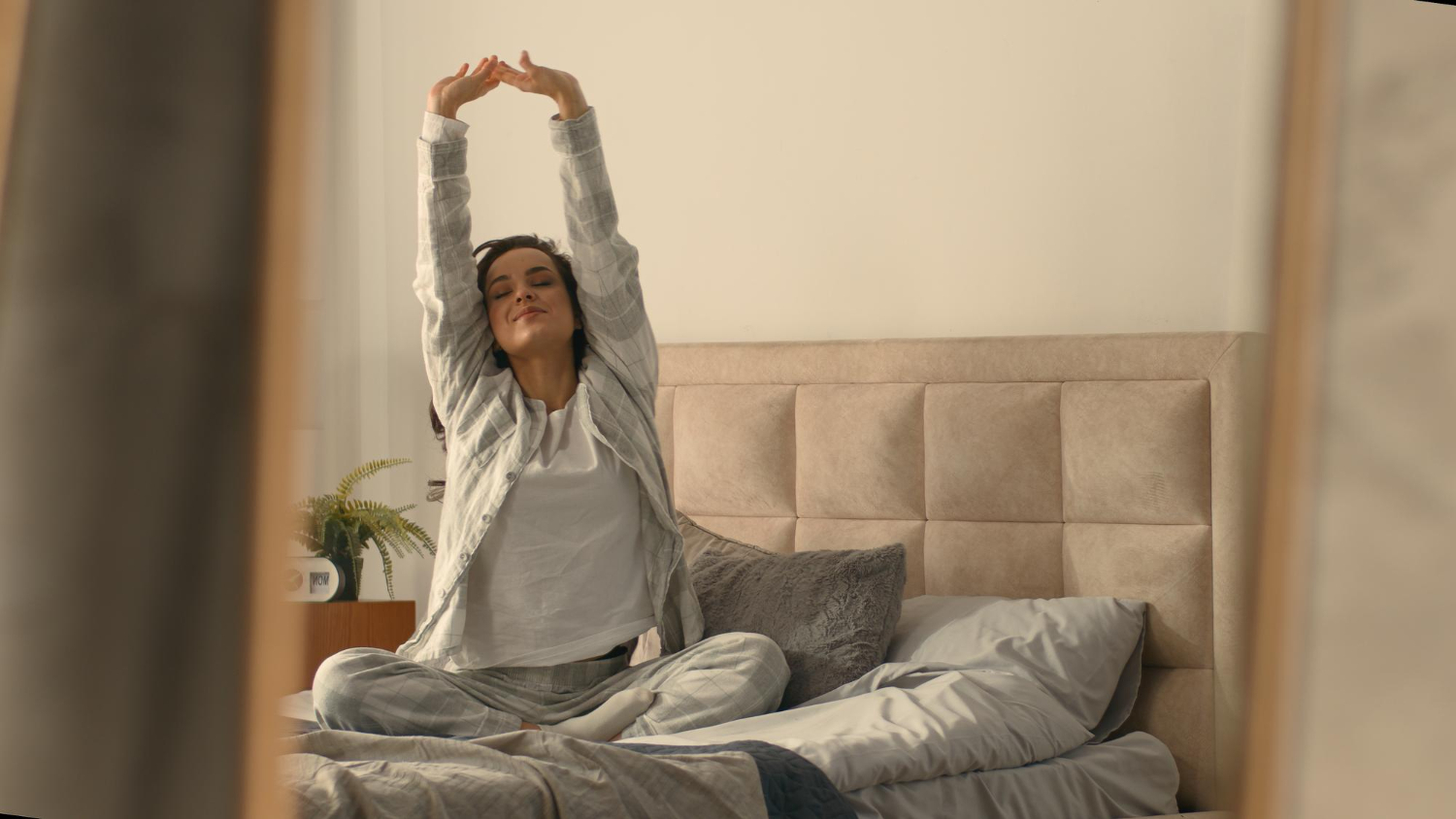 Vrouw heeft geslapen en doet aan spierherstel.