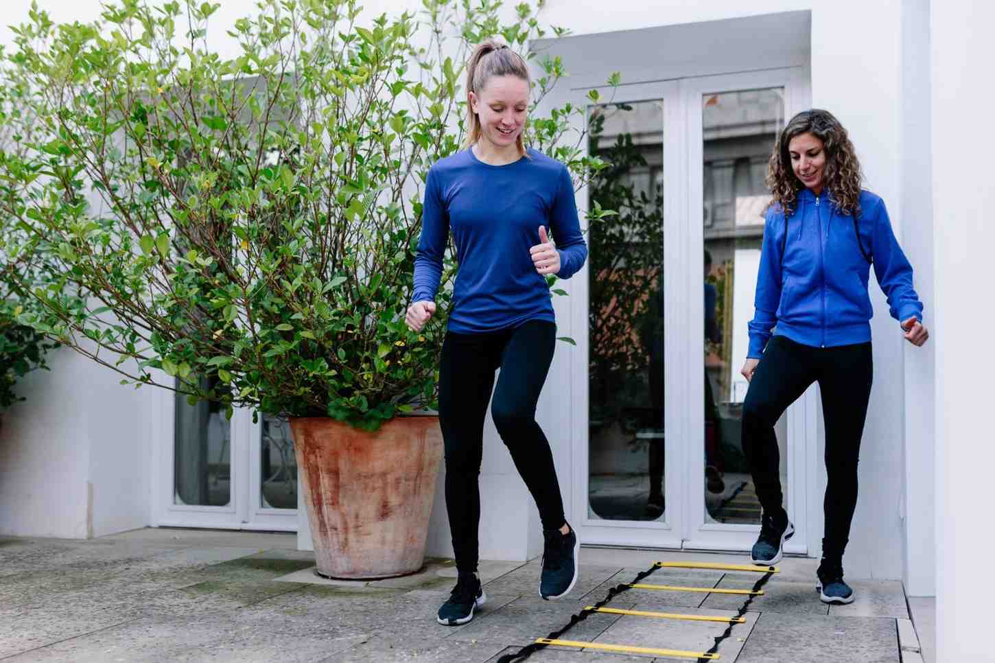 Twee vrouwen doen spel in tuin en worden fitter door kleine keuzes